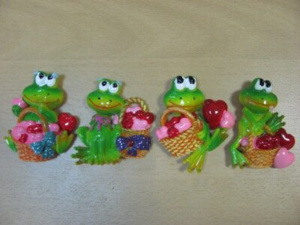 Магнит сувенирный "Лягушонок с корзиной сердец" 4 вида