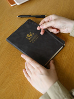 Ежедневник дат. 2026г А5 176л., кожзам,тв.пер. "Grace. Черный" тисн.фольгой, резинка, ляссе