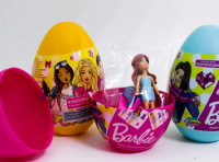 Игрушка в яйце "Барби" в дисплее