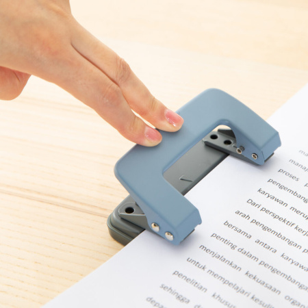 Дырокол Deli  10 лист., металл, ассорти