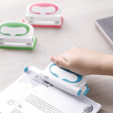 Дырокол Deli  10 лист., металл, ассорти