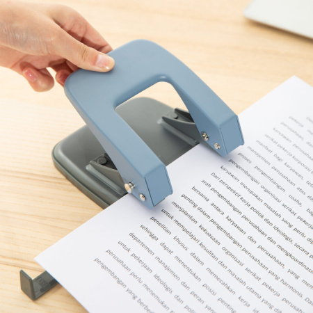 Дырокол Deli  35 лист., металл, ассорти, с линейкой