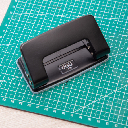 Дырокол Deli   8 лист., металл, серый