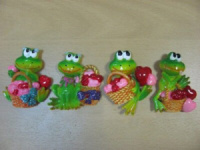 Магнит сувенирный "Лягушонок с корзиной сердец" 4 вида