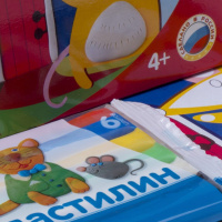 Картина из пластилина "Мышка у домика"